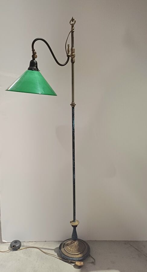 Lampe de parquet à globe en verre vert - - Lot à retirer à : - PANAME SERVICES…