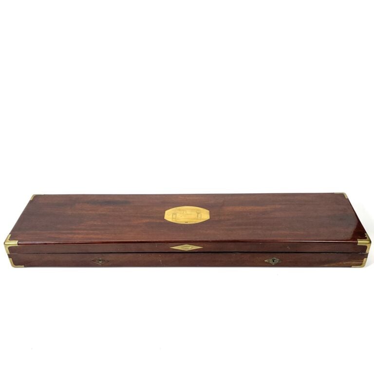 Long COFFRET de marine en acajou à écoinçons et entrées de serrure en laiton do…