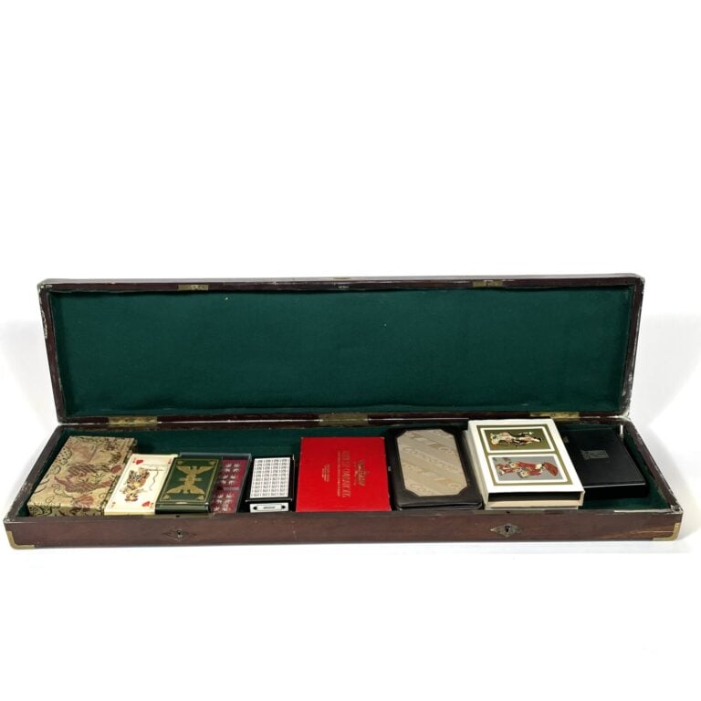 Long COFFRET de marine en acajou à écoinçons et entrées de serrure en laiton do…