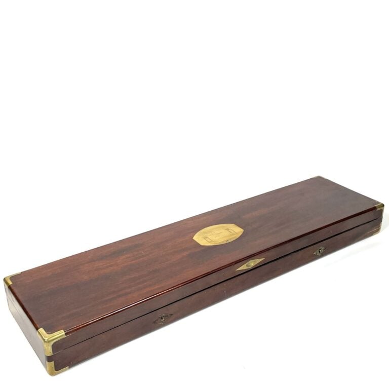 Long COFFRET de marine en acajou à écoinçons et entrées de serrure en laiton do…