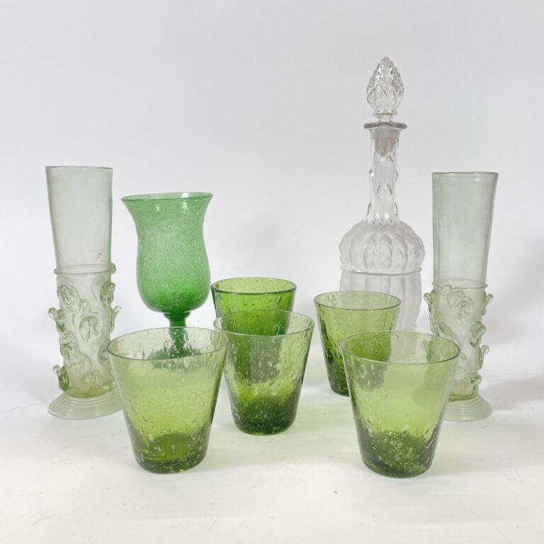 Lot comprenant : - 1 CARAFE en verre moulé à décor d'asperges, 10 VERRES bullés…