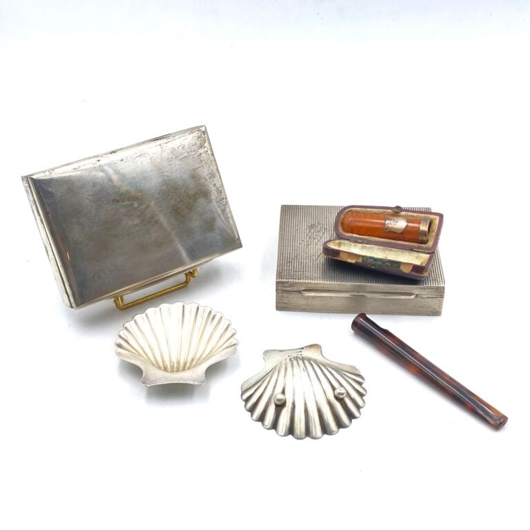 Lot comprenant 1 porte cigarette et 1 porte cigarillo, le second en ambre dans…