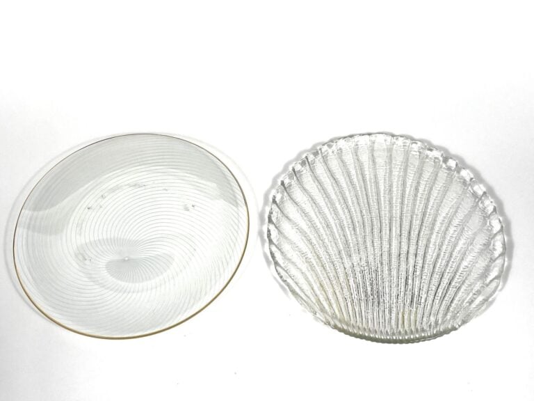 Lot comprenant : - 14 assiettes creuses en verre "pin", 6 assiettes plates en v…