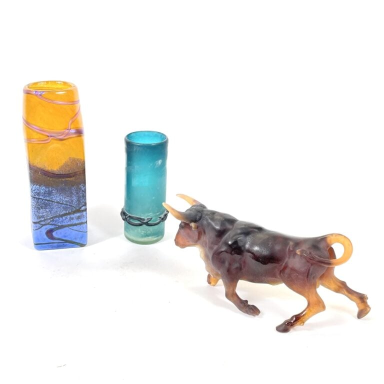 Lot comprenant : - DAUM, taureau en pâte de verre teintée marron (une patte cas…