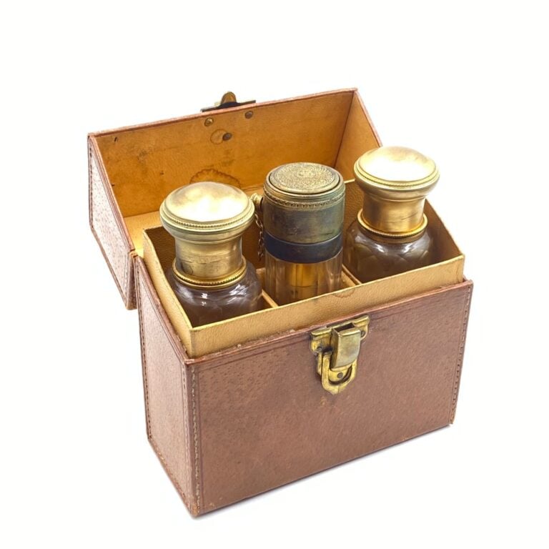Lot comprenant : Deux petites BOITES XIXème siècle, un nécessaire de voyage com…