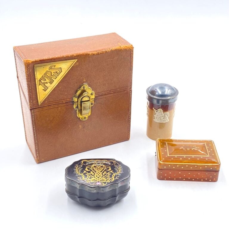 Lot comprenant : Deux petites BOITES XIXème siècle, un nécessaire de voyage com…