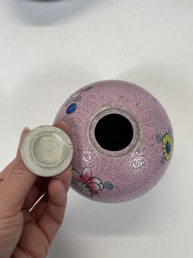LOT comprenant : deux petits ARBRES décoratifs, deux VASES globulaires couverts…