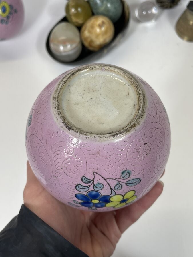 LOT comprenant : deux petits ARBRES décoratifs, deux VASES globulaires couverts…