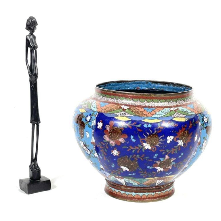 LOT comprenant : un CACHE-POT en cloisonné avec motif de papillons, fleurs et v…