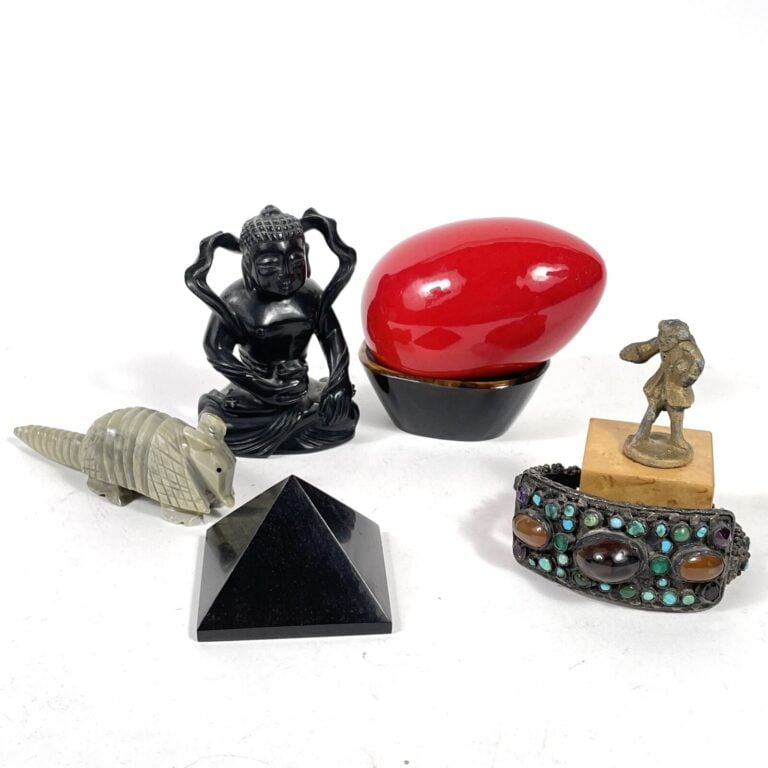 LOT comprenant : un tatou en pierre dure, un bouddha en pierre dure noire, une…