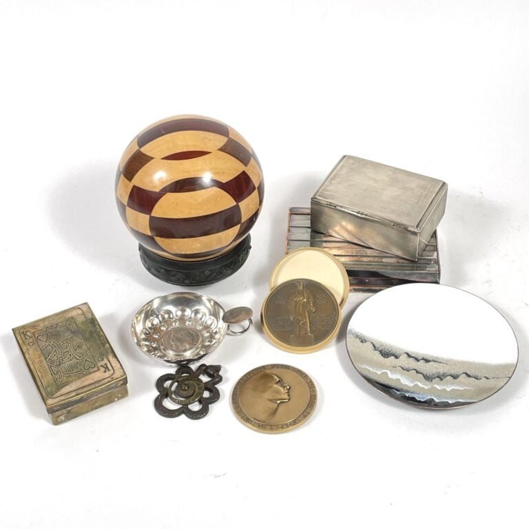Lot comprenant : - Une boule en bois, une coupelle sur pied en bronze patiné à…