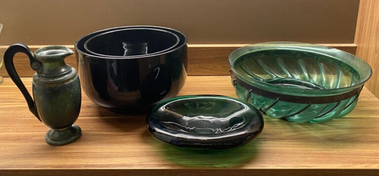 LOt comprenant : - Une COUPE en verre de forme "feuille" à motif feuillagé, une…