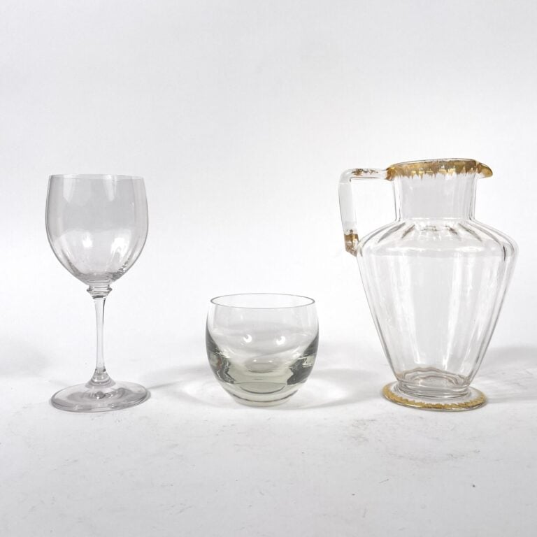 Lot de 18 verres en cristal légèrement côtelé à bordure dorée (dorure effacée s…