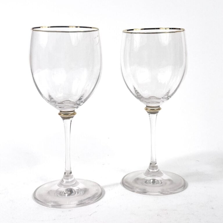 Lot de 18 verres en cristal légèrement côtelé à bordure dorée (dorure effacée s…