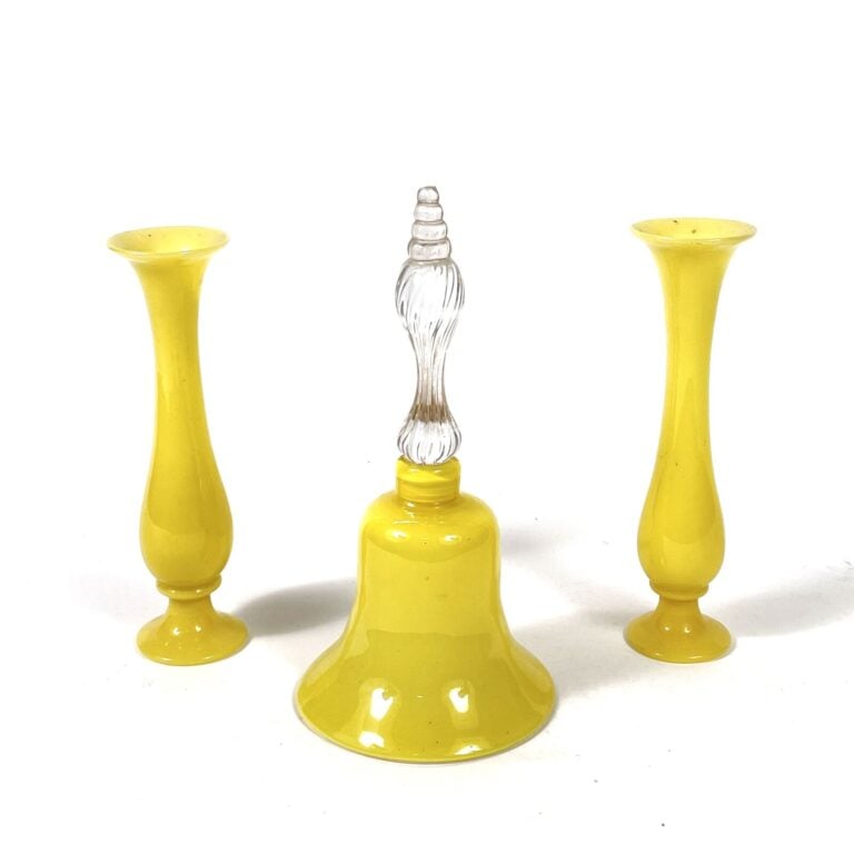 Lot de 2 SOLIFLORES en opaline jaune et CLOCHETTE en opaline jaune. - Hauteur :…