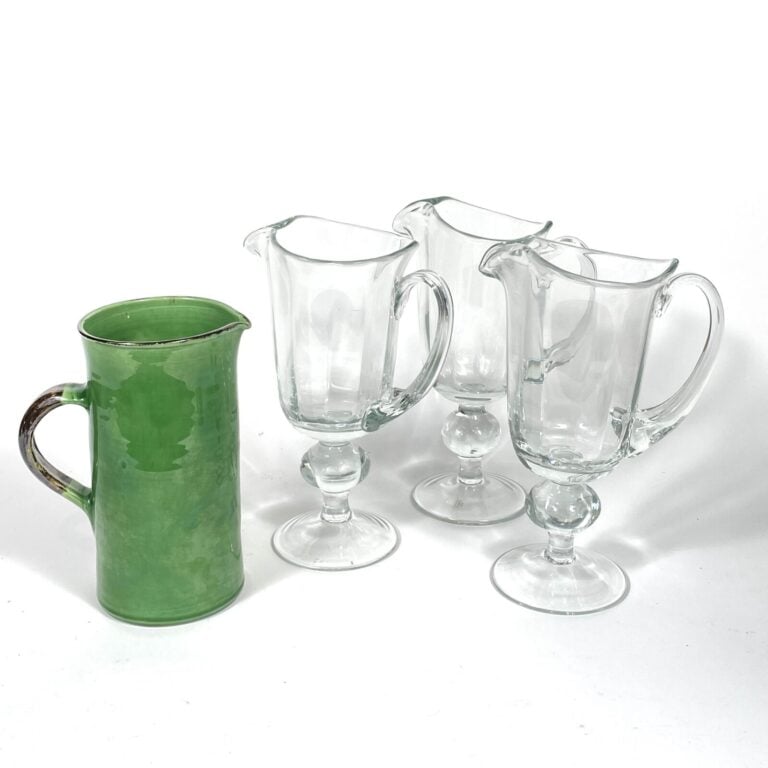 Lot de 3 CARAFES sur pied en verre (Krosno, Pologne) et une CRUCHE en terre cui…