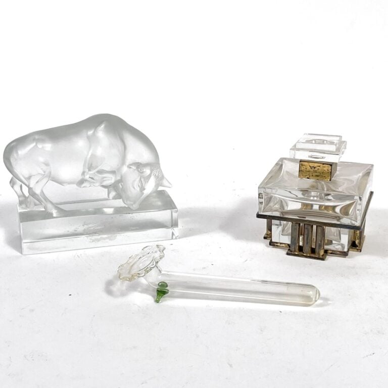 LOT : un TAUREAU en verre moulé sur socle quadrangulaire, un FLACON à parfum de…