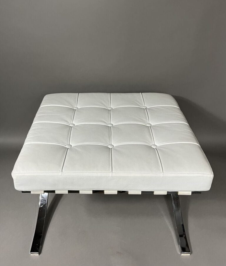 Ludwig MIES VAN DER ROHE (1886 -1969), d'après - Ottoman ou repose-pied, dans l…