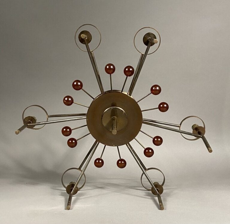 Lustre en laiton doré et sphères en plastique coloré orange - Travail des année…