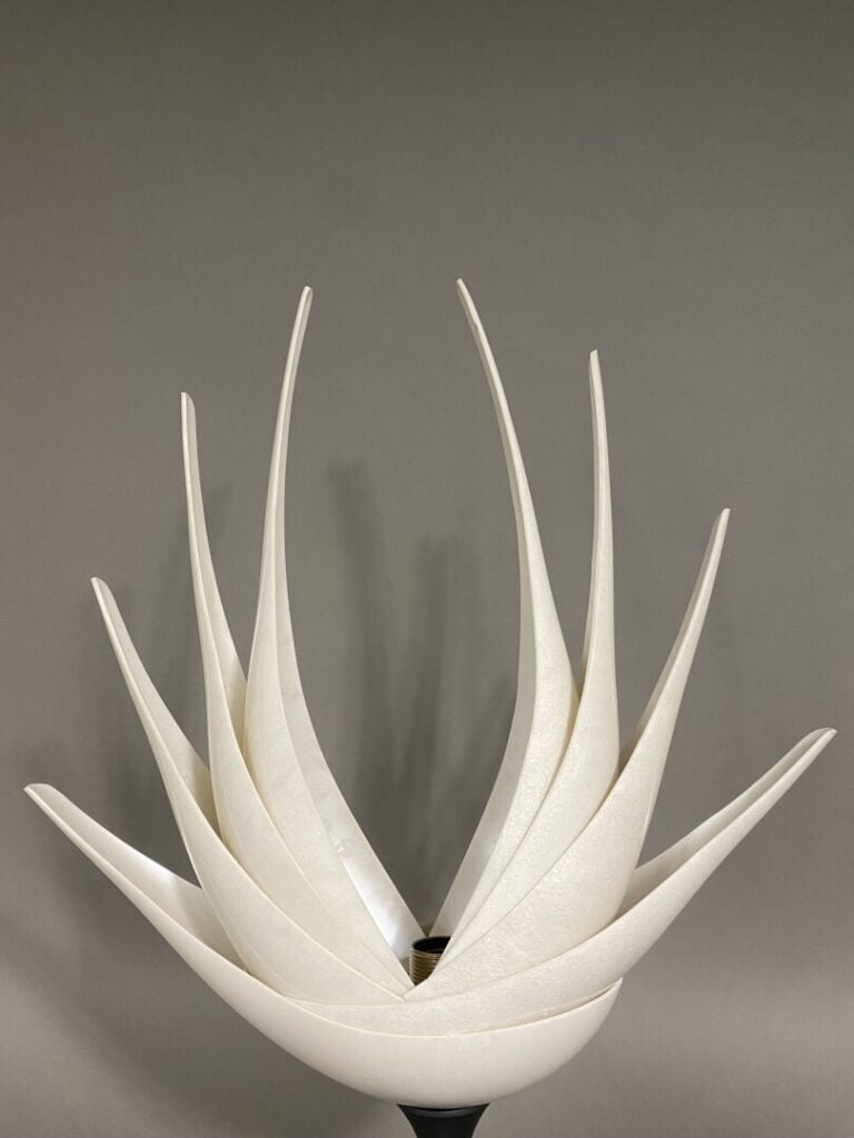 Maison ROUGIER, attribué à - Paire de lampes en forme de coquillage en perspex…