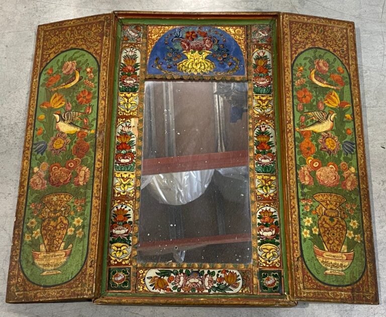 Miroir en bois peint de forme rectangulaire à deux volets à décor polychrome d'…