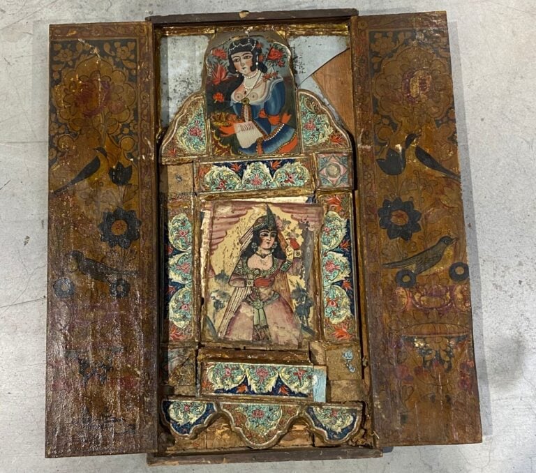 Miroir en bois peint de forme rectangulaire à deux volets à décor polychrome d'…