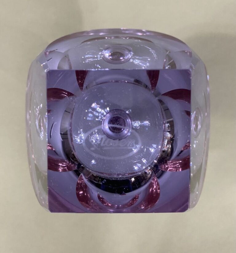 MOSER à Karlsbad - Flacon en verre coloré mauve - Marque en dessous - H: 16 cm…
