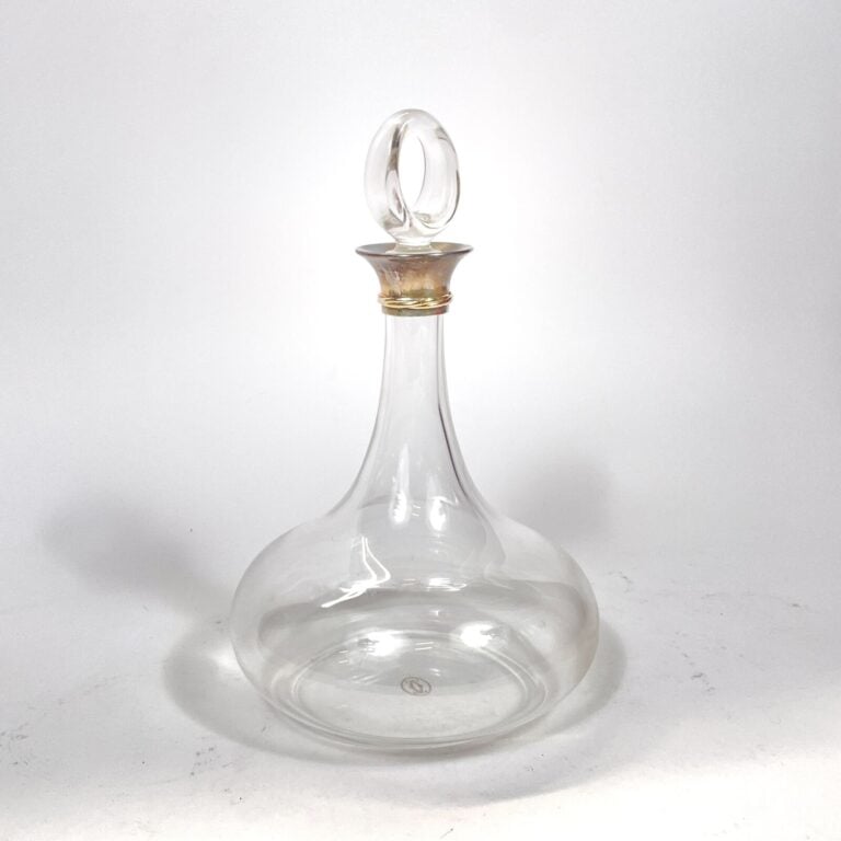 MUST DE CARTIER - CARAFE A DECANTER "Trinity" et son bouchon ; le col cerclé ar…