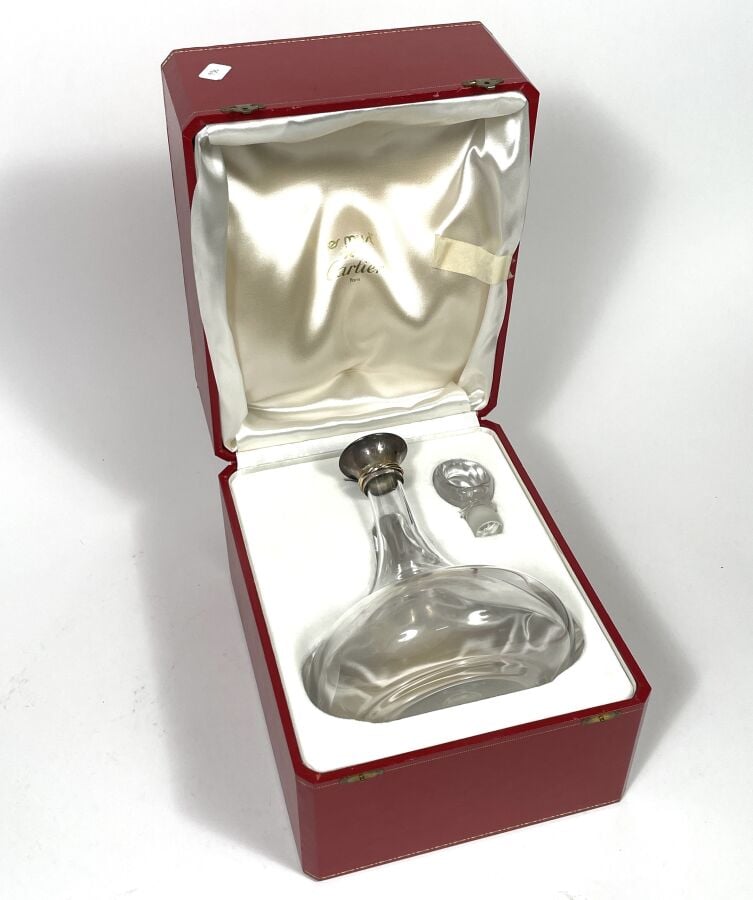 MUST DE CARTIER - CARAFE A DECANTER "Trinity" et son bouchon ; le col cerclé ar…