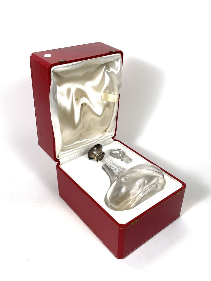MUST DE CARTIER - CARAFE A DECANTER "Trinity" et son bouchon ; le col cerclé ar…
