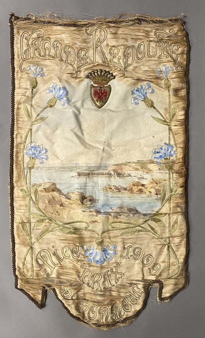 Nice - Bannière de soie à décor au pochoir figurant une vue sur la baie des Ang…