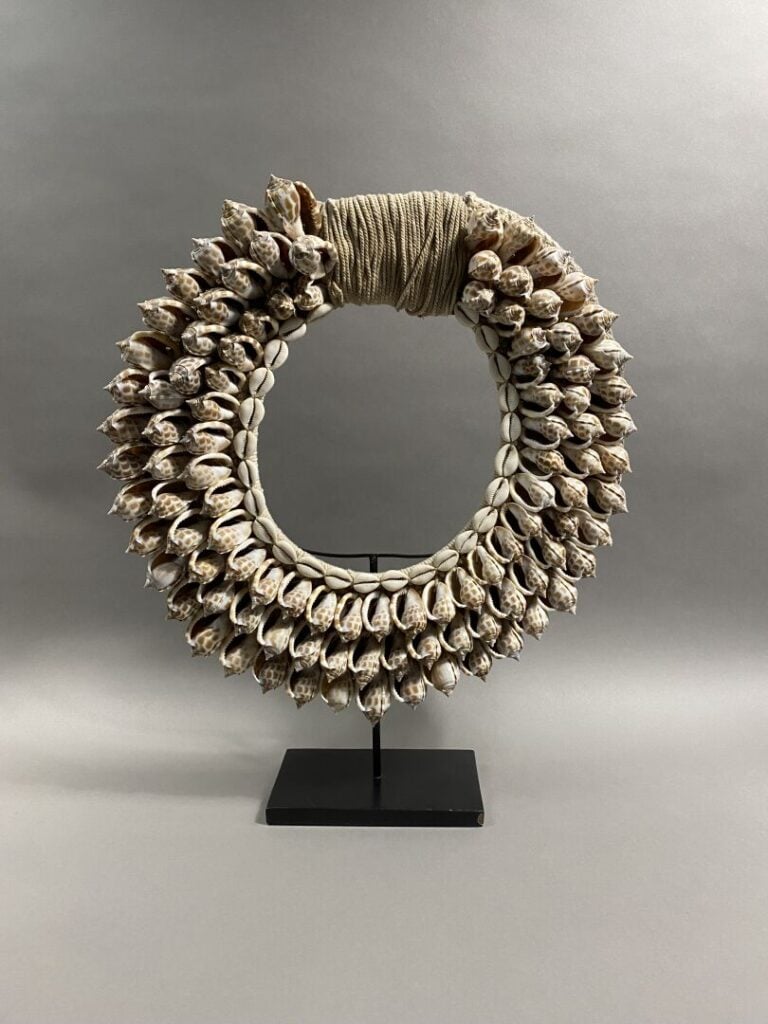 Océanie - Collier décoratif en cordage composé de coquillages - D : 46 cm