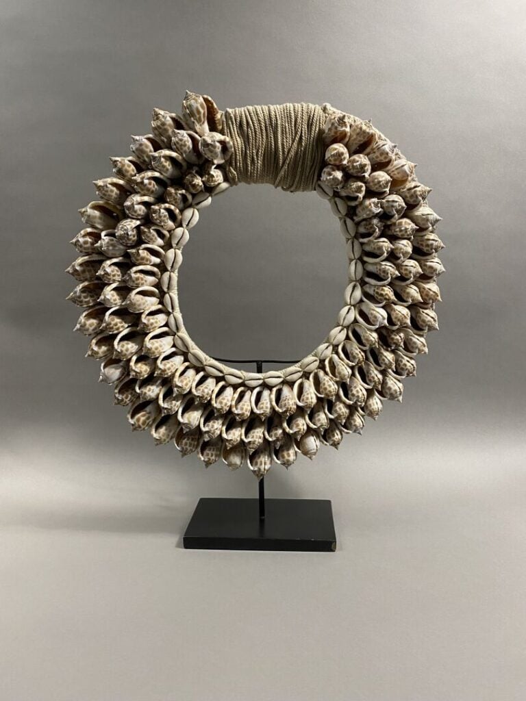 Océanie - Collier décoratif en cordage composé de coquillages - D : 46 cm