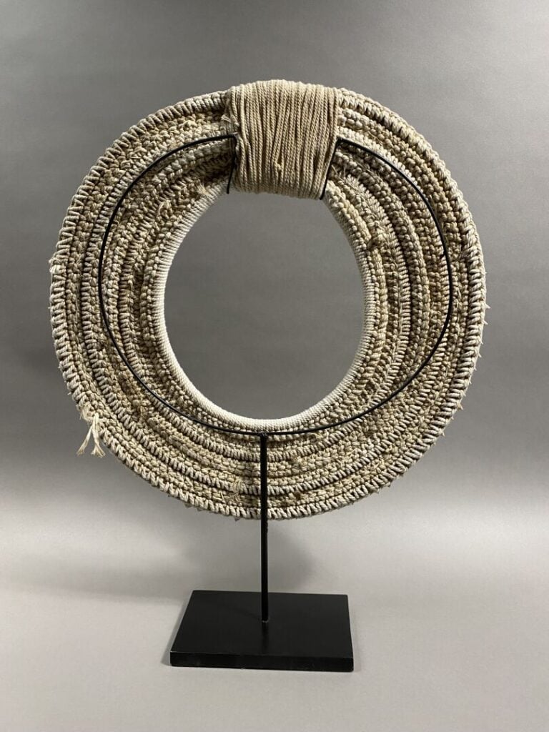 Océanie - Collier décoratif en cordage composé de coquillages dont escargots ma…