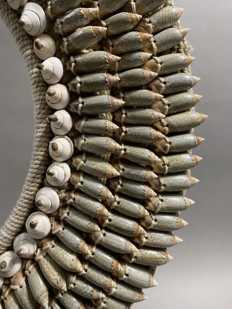 Océanie - Collier décoratif en cordage composé de coquillages dont escargots ma…
