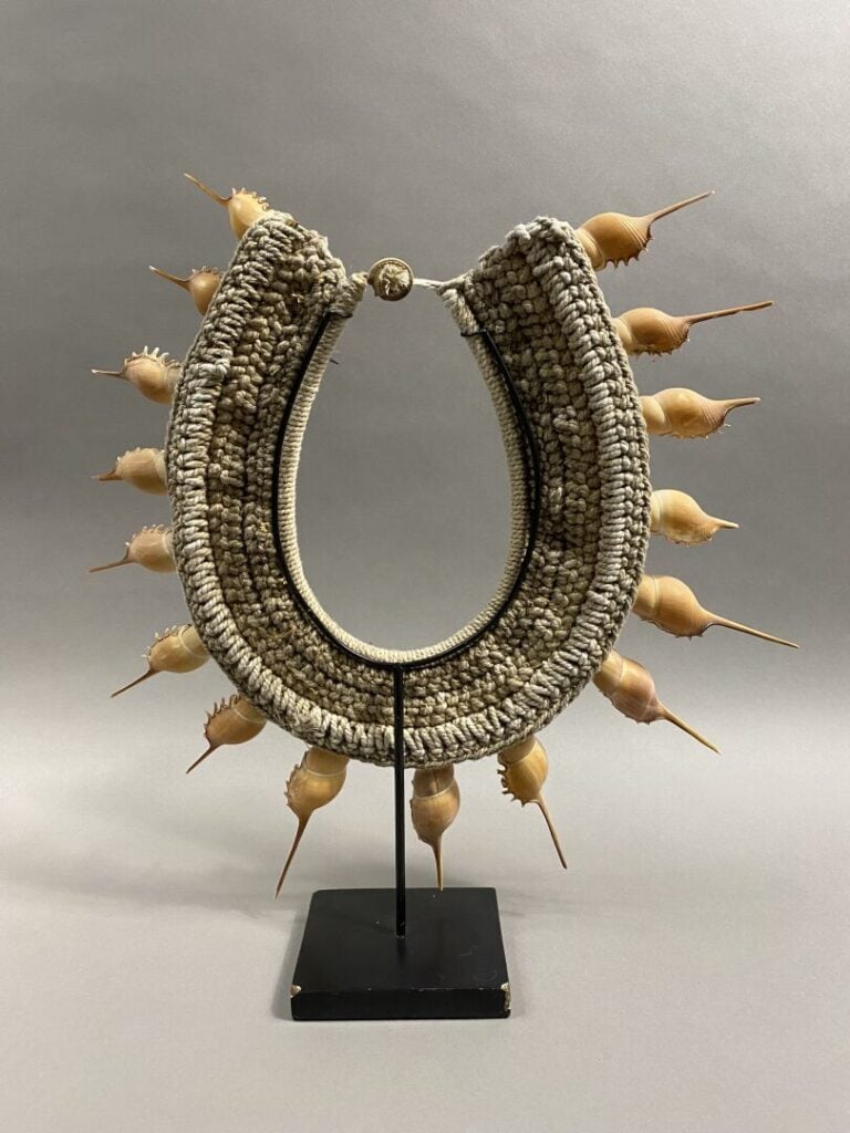 Océanie, Papou - Collier décoratif en cordage composé de Tibia fusus, escargots…