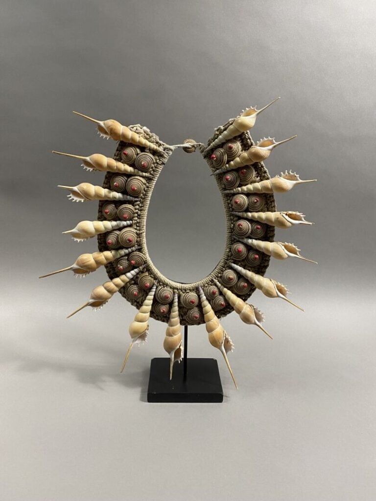 Océanie, Papou - Collier décoratif en cordage composé de Tibia fusus, escargots…