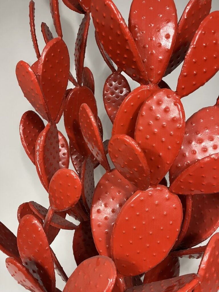 ORENZO (Marrakesh) ? - Importante sculpture en métal peint rouge formant un cac…