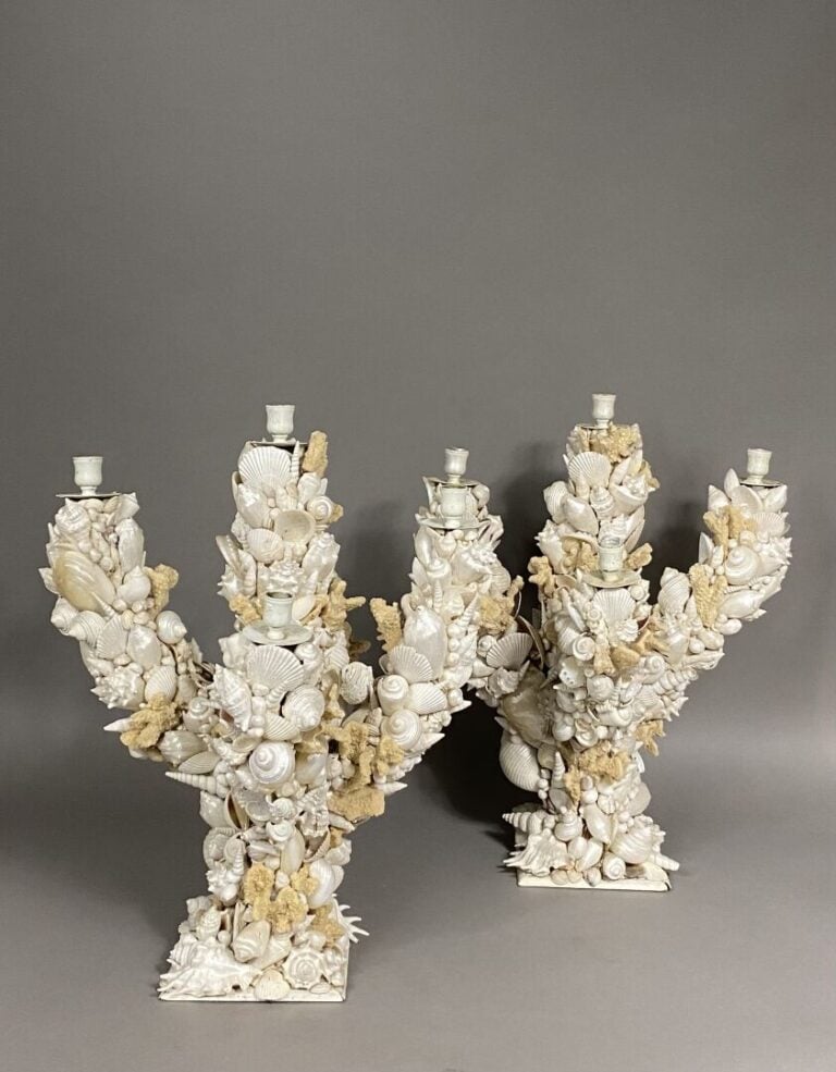 Paire d'importants candélabres à cinq branches en coquillages et crustacés dive…