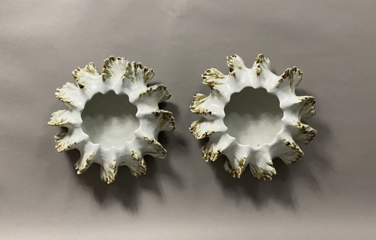 Paire de centres de table en céramique émaillée formant un coquillage dans les…