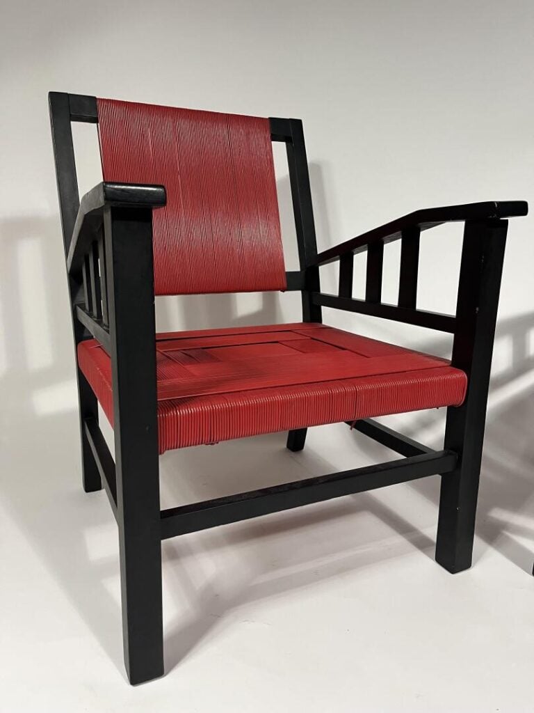 Paire de fauteuils de type "Safari" en bois noirci et assise en cordes rouges -…