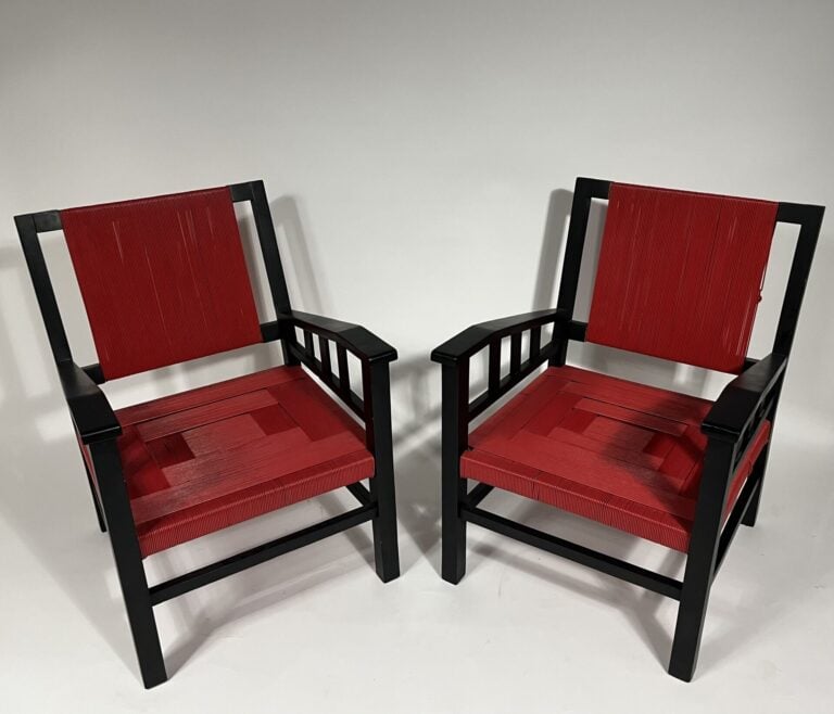 Paire de fauteuils de type "Safari" en bois noirci et assise en cordes rouges -…
