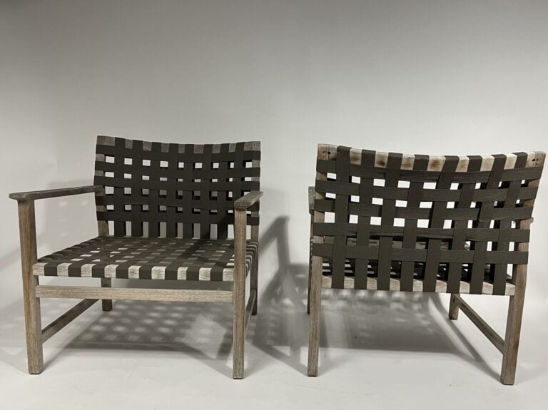 Paire de fauteuils en bois, l'assise et le dossier recouverts de sangles brunes…