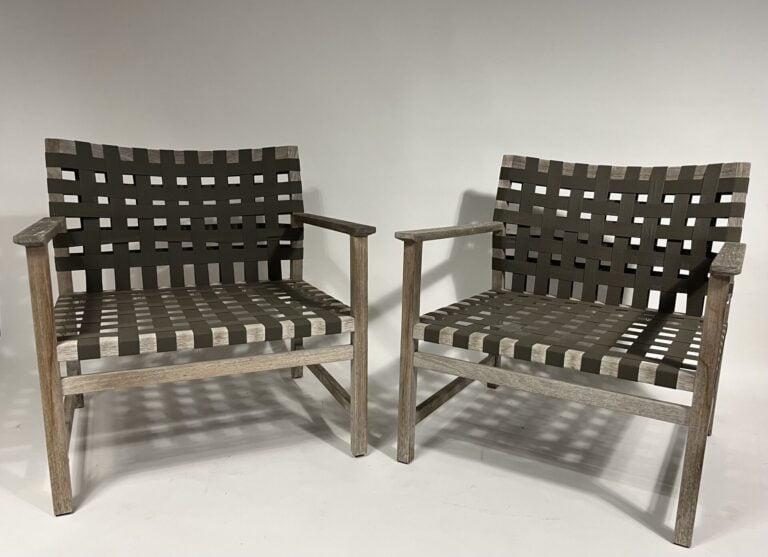 Paire de fauteuils en bois, l'assise et le dossier recouverts de sangles brunes…