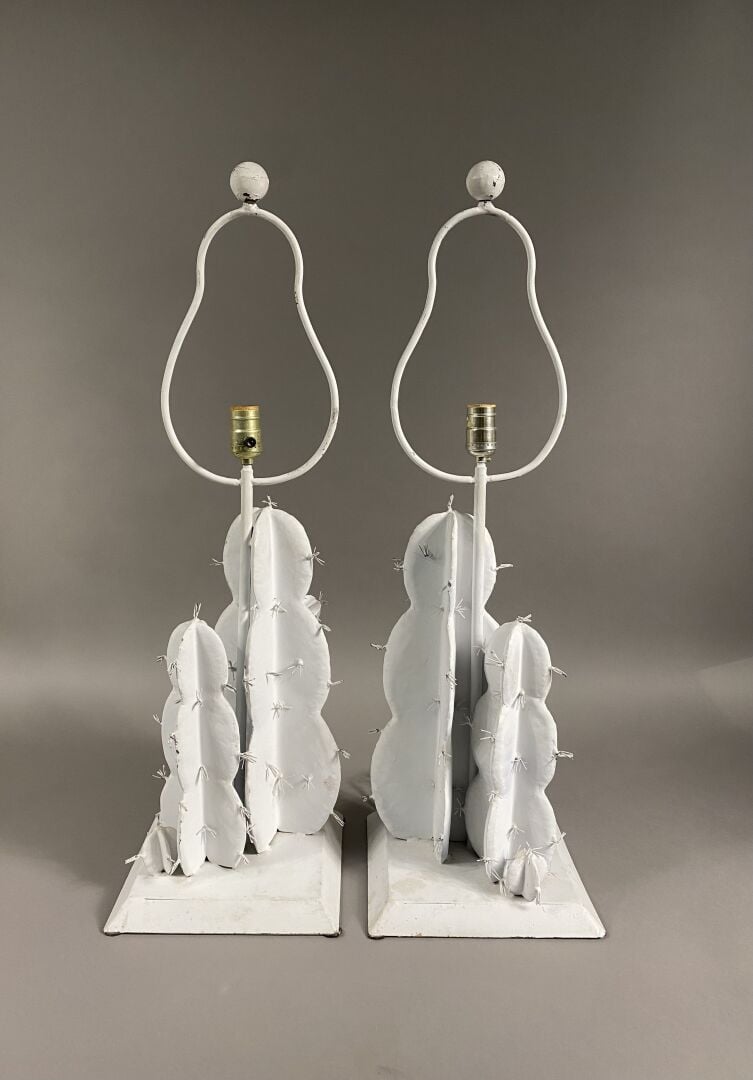 Paire de lampes en tôle peinte blanche formant un cactus fixé sur une base carr…