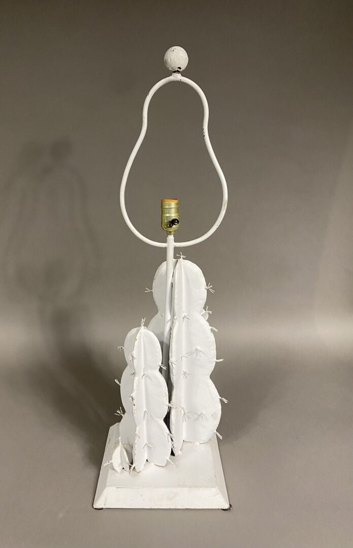 Paire de lampes en tôle peinte blanche formant un cactus fixé sur une base carr…