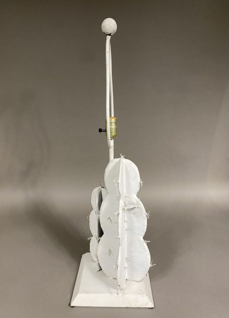 Paire de lampes en tôle peinte blanche formant un cactus fixé sur une base carr…