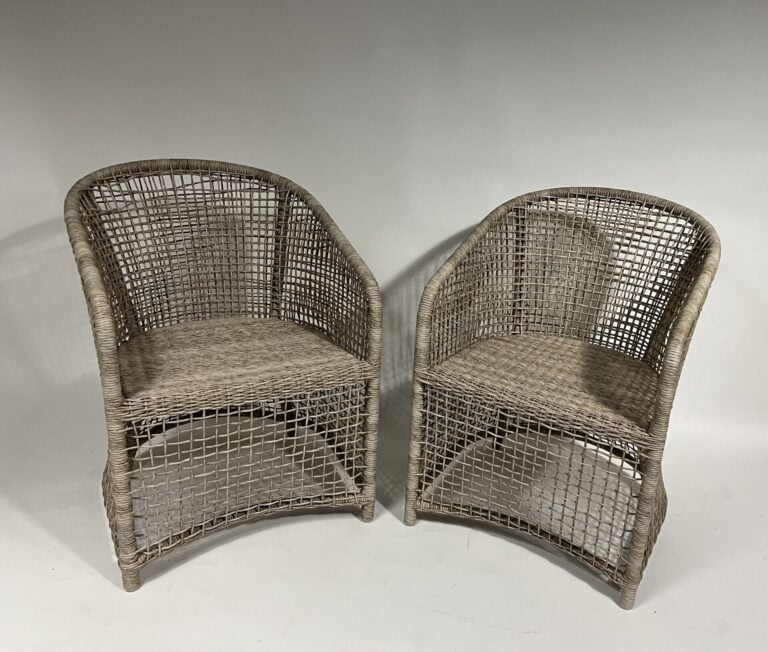 Paire de larges fauteuils en bois et corde tressée - H: 63 cm