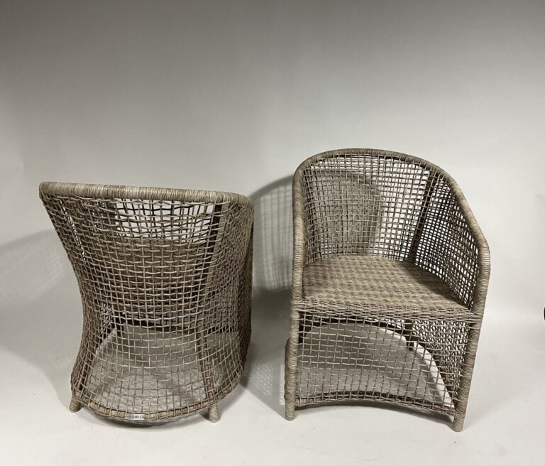 Paire de larges fauteuils en bois et corde tressée - H: 63 cm