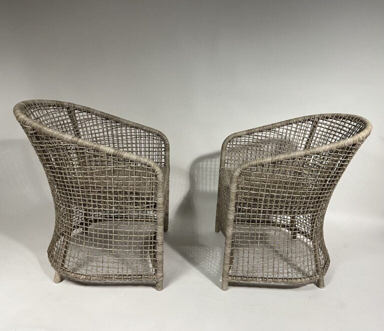 Paire de larges fauteuils en bois et corde tressée - H: 63 cm